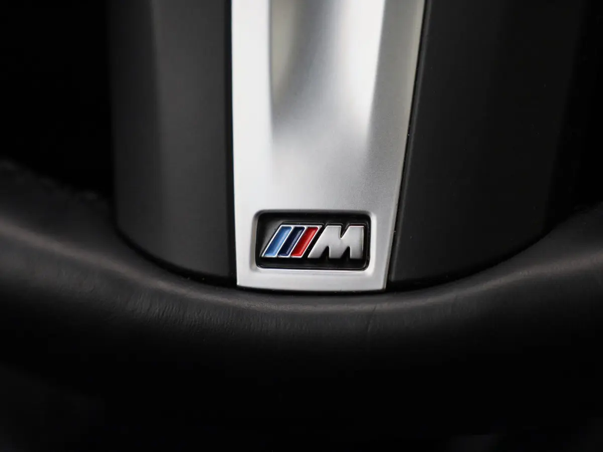 330e xDrive | M SPORT | PANORAMADAK | HEAD UP DISPLAY | LEDER | TREKHAAK | ACHTERUITRIJCAMERA | STOELVERWARMING | DODEHOEKSENSOREN | APPLE CARPLAY- ANDROID AUTO | ELEKTRISCHE ACHTERKLEP | SF