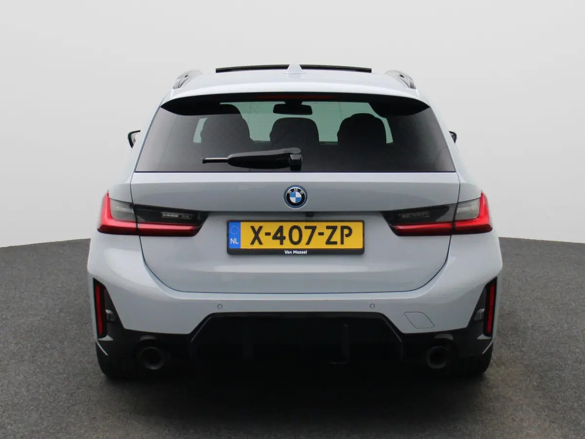 330e xDrive | M SPORT | PANORAMADAK | HEAD UP DISPLAY | LEDER | TREKHAAK | ACHTERUITRIJCAMERA | STOELVERWARMING | DODEHOEKSENSOREN | APPLE CARPLAY- ANDROID AUTO | ELEKTRISCHE ACHTERKLEP | SF