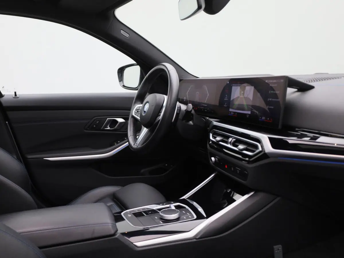 330e xDrive | M SPORT | PANORAMADAK | HEAD UP DISPLAY | LEDER | TREKHAAK | ACHTERUITRIJCAMERA | STOELVERWARMING | DODEHOEKSENSOREN | APPLE CARPLAY- ANDROID AUTO | ELEKTRISCHE ACHTERKLEP | SF