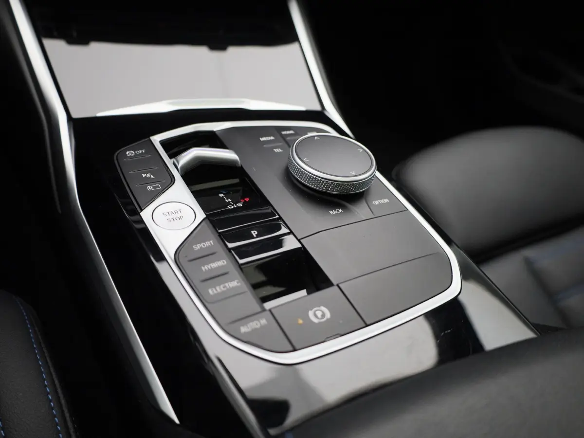 330e xDrive | M SPORT | PANORAMADAK | HEAD UP DISPLAY | LEDER | TREKHAAK | ACHTERUITRIJCAMERA | STOELVERWARMING | DODEHOEKSENSOREN | APPLE CARPLAY- ANDROID AUTO | ELEKTRISCHE ACHTERKLEP | SF