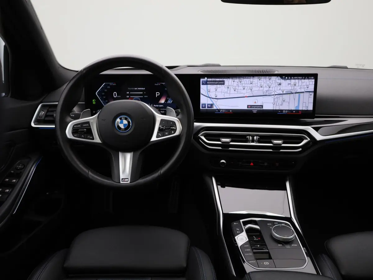 330e xDrive | M SPORT | PANORAMADAK | HEAD UP DISPLAY | LEDER | TREKHAAK | ACHTERUITRIJCAMERA | STOELVERWARMING | DODEHOEKSENSOREN | APPLE CARPLAY- ANDROID AUTO | ELEKTRISCHE ACHTERKLEP | SF