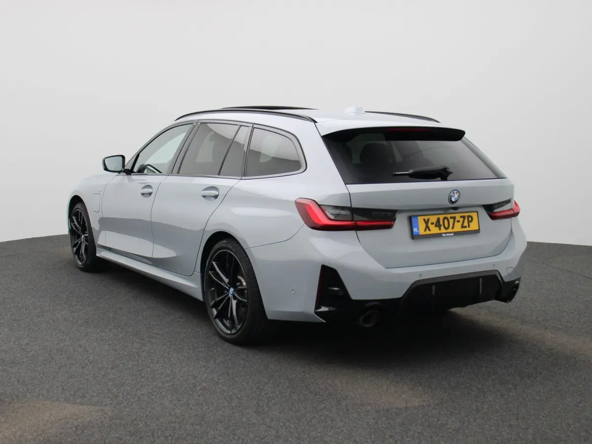 330e xDrive | M SPORT | PANORAMADAK | HEAD UP DISPLAY | LEDER | TREKHAAK | ACHTERUITRIJCAMERA | STOELVERWARMING | DODEHOEKSENSOREN | APPLE CARPLAY- ANDROID AUTO | ELEKTRISCHE ACHTERKLEP | SF