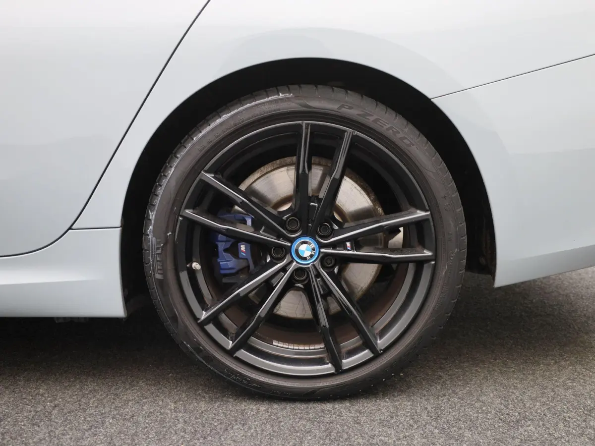 330e xDrive | M SPORT | PANORAMADAK | HEAD UP DISPLAY | LEDER | TREKHAAK | ACHTERUITRIJCAMERA | STOELVERWARMING | DODEHOEKSENSOREN | APPLE CARPLAY- ANDROID AUTO | ELEKTRISCHE ACHTERKLEP | SF