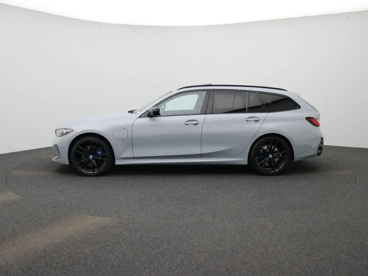 330e xDrive | M SPORT | PANORAMADAK | HEAD UP DISPLAY | LEDER | TREKHAAK | ACHTERUITRIJCAMERA | STOELVERWARMING | DODEHOEKSENSOREN | APPLE CARPLAY- ANDROID AUTO | ELEKTRISCHE ACHTERKLEP | SF