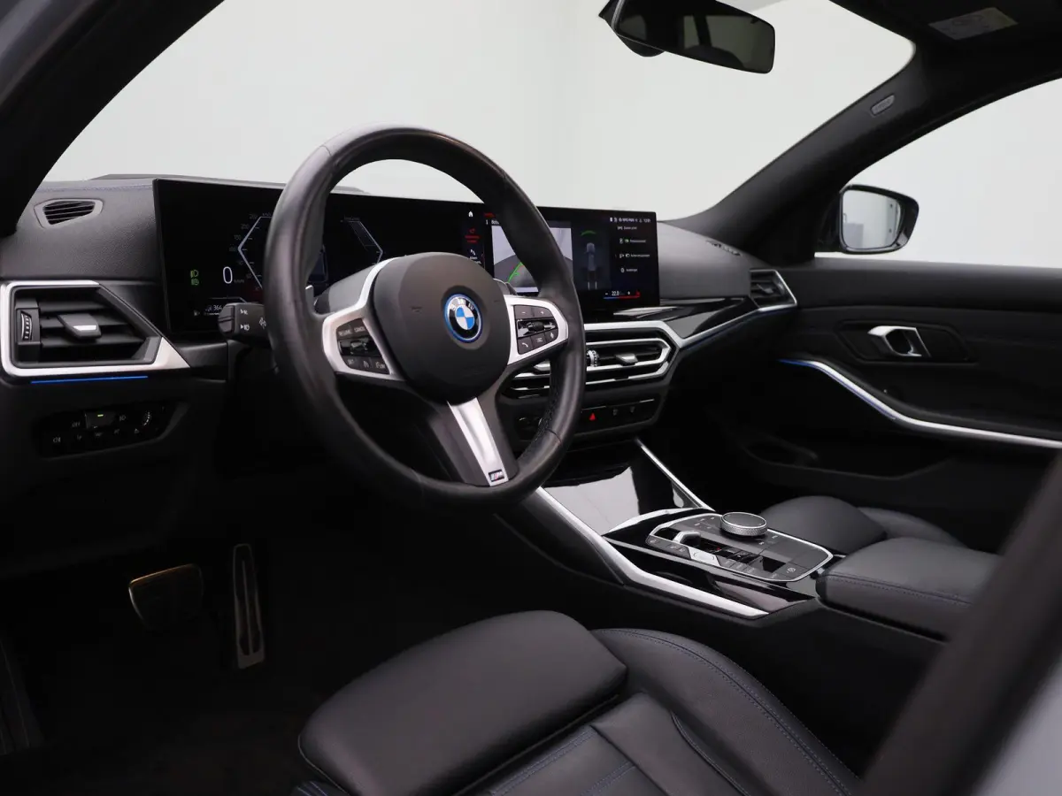 330e xDrive | M SPORT | PANORAMADAK | HEAD UP DISPLAY | LEDER | TREKHAAK | ACHTERUITRIJCAMERA | STOELVERWARMING | DODEHOEKSENSOREN | APPLE CARPLAY- ANDROID AUTO | ELEKTRISCHE ACHTERKLEP | SF