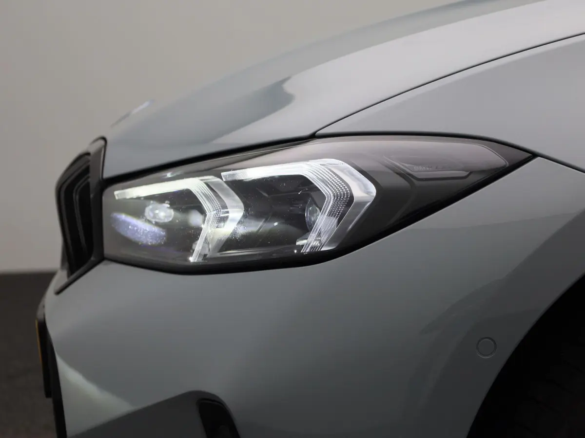 330e xDrive | M SPORT | PANORAMADAK | HEAD UP DISPLAY | LEDER | TREKHAAK | ACHTERUITRIJCAMERA | STOELVERWARMING | DODEHOEKSENSOREN | APPLE CARPLAY- ANDROID AUTO | ELEKTRISCHE ACHTERKLEP | SF