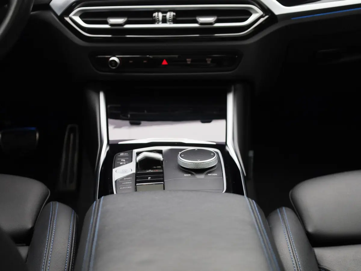 330e xDrive | M SPORT | PANORAMADAK | HEAD UP DISPLAY | LEDER | TREKHAAK | ACHTERUITRIJCAMERA | STOELVERWARMING | DODEHOEKSENSOREN | APPLE CARPLAY- ANDROID AUTO | ELEKTRISCHE ACHTERKLEP | SF