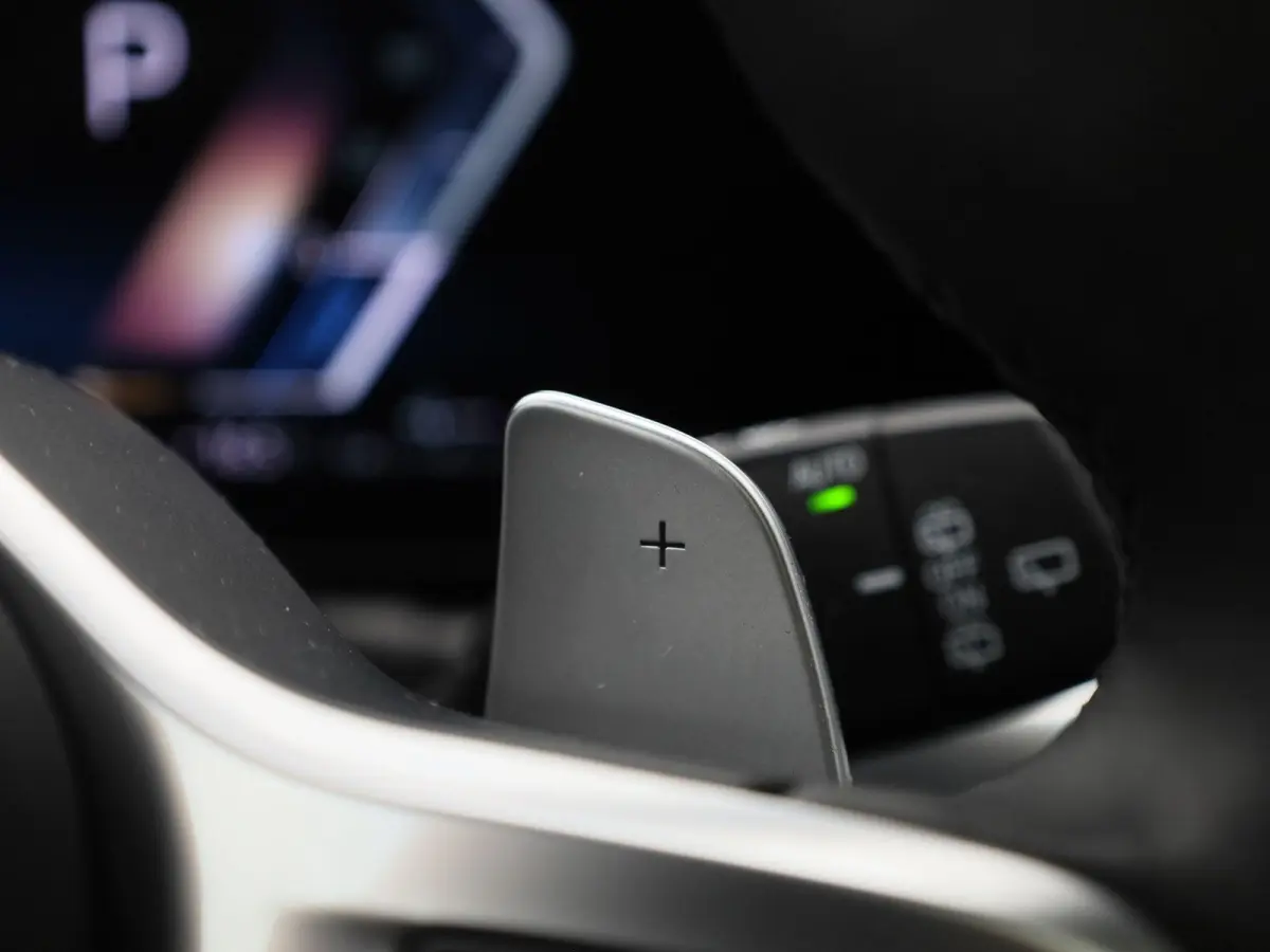 330e xDrive | M SPORT | PANORAMADAK | HEAD UP DISPLAY | LEDER | TREKHAAK | ACHTERUITRIJCAMERA | STOELVERWARMING | DODEHOEKSENSOREN | APPLE CARPLAY- ANDROID AUTO | ELEKTRISCHE ACHTERKLEP | SF