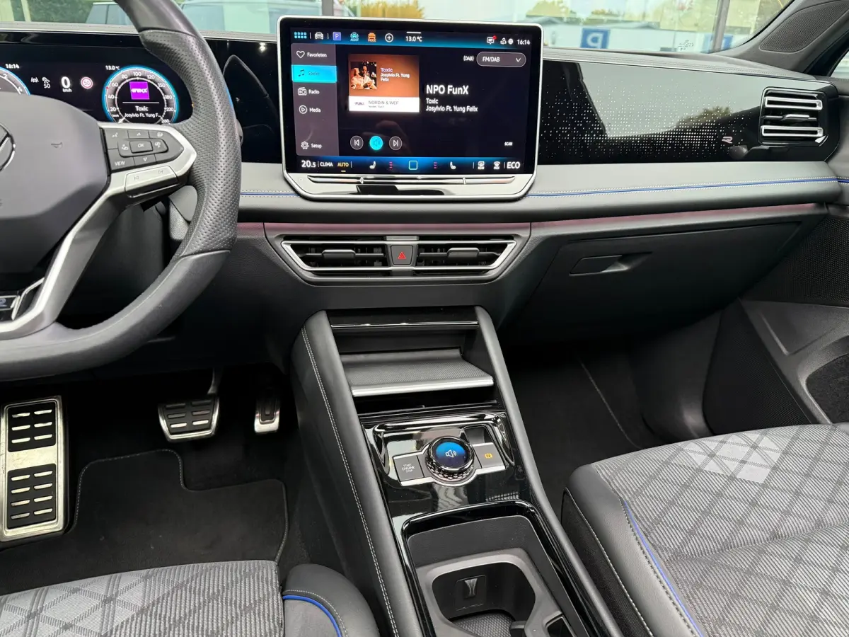 1.5 eHybrid R-Line Business - Automaat - Pano/Schuifdak - Winterpakket- Navi - Org.NL
