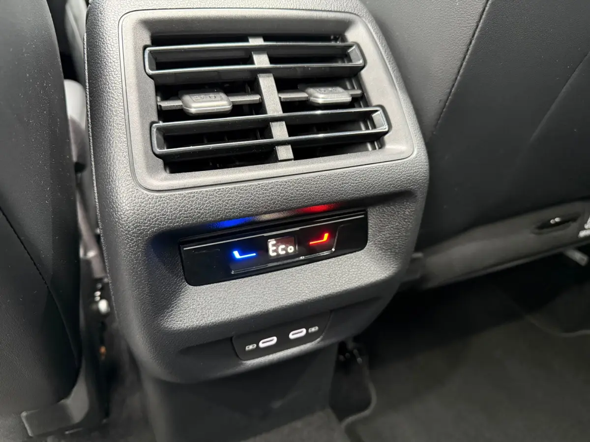 1.5 eHybrid R-Line Business - Automaat - Pano/Schuifdak - Winterpakket- Navi - Org.NL
