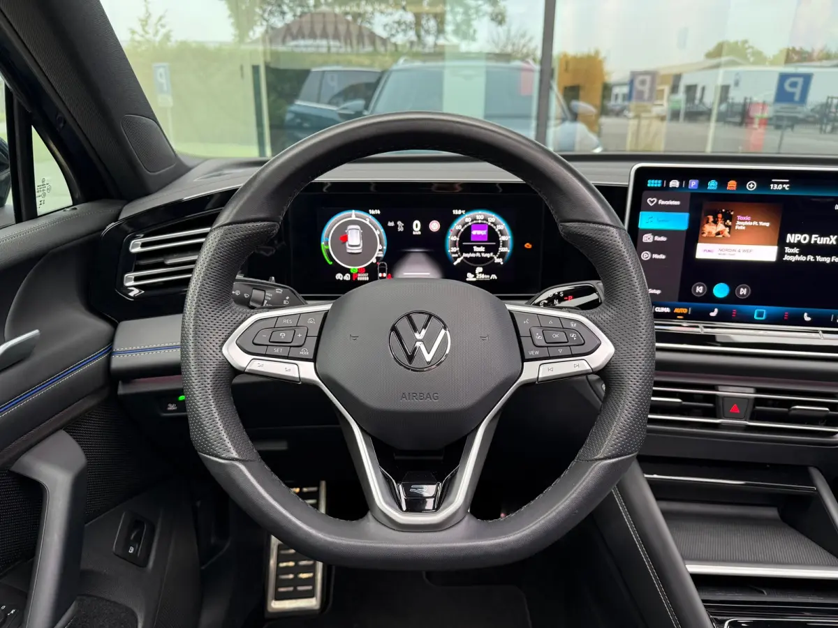 1.5 eHybrid R-Line Business - Automaat - Pano/Schuifdak - Winterpakket- Navi - Org.NL