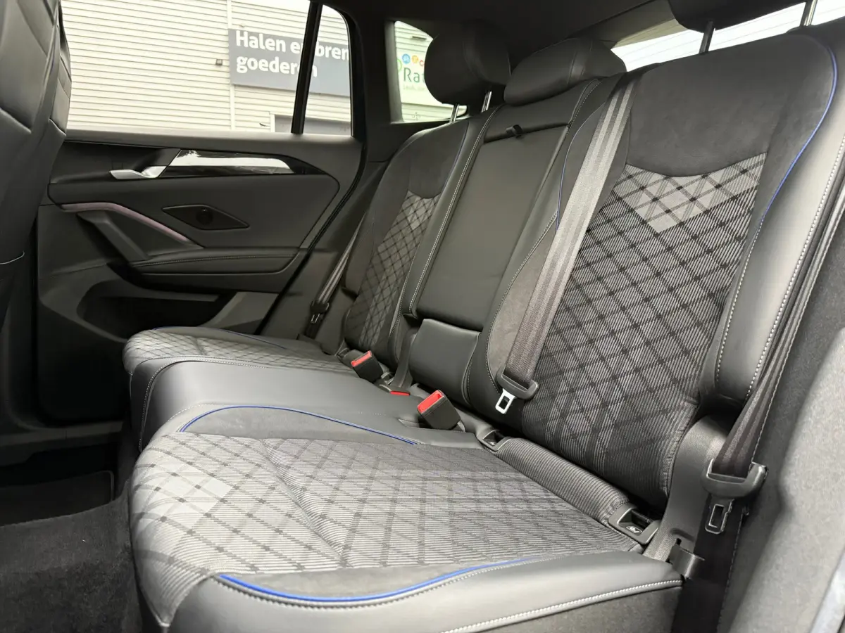 1.5 eHybrid R-Line Business - Automaat - Pano/Schuifdak - Winterpakket- Navi - Org.NL