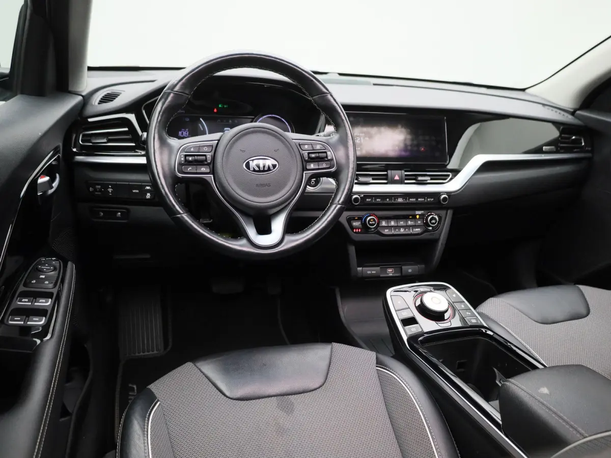 DynamicPlusLine 64 kWh | Apple Carplay / Android Auto | Panoramadak | Stoelverwarming | Stuurverwarming | Achteruitrijcamera | Parkeersensoren | Trekhaak |