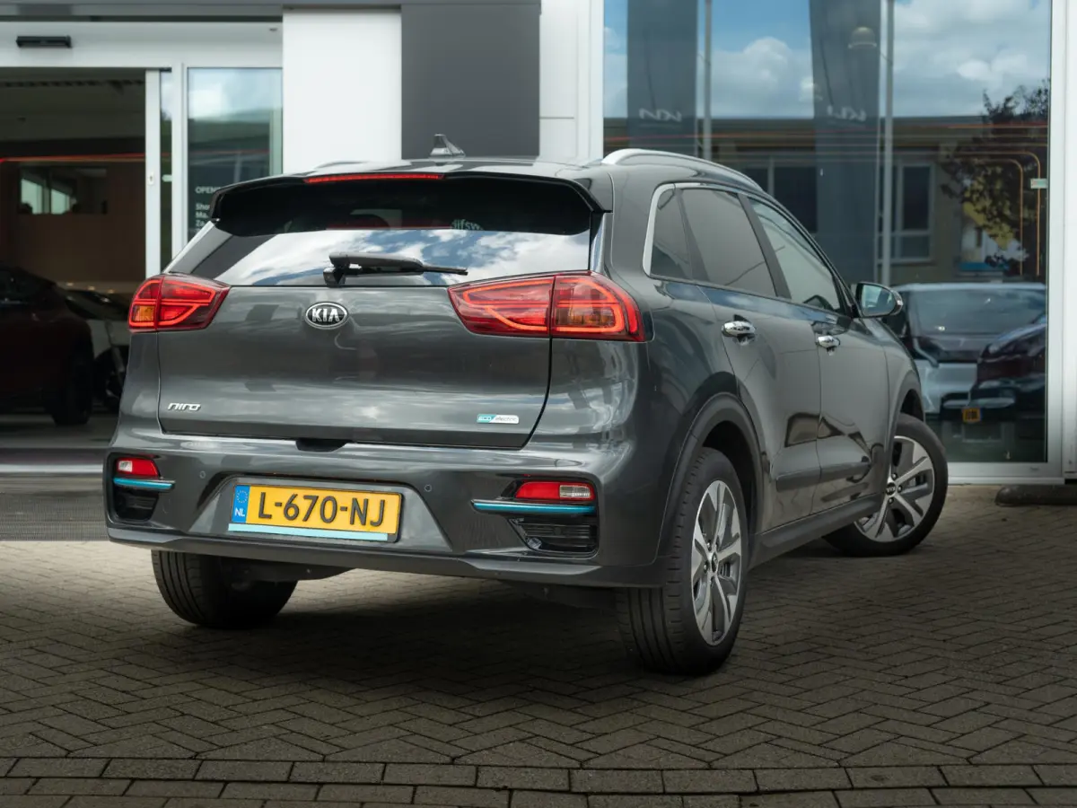 DynamicPlusLine 64 kWh SOH 98,7 % |Stoel en stuurverwarming | Schuif/-kanteldak | Achteruitrijcamera | Navigatie | Carplay | PDC voor & achter | Achteruitrijcamera