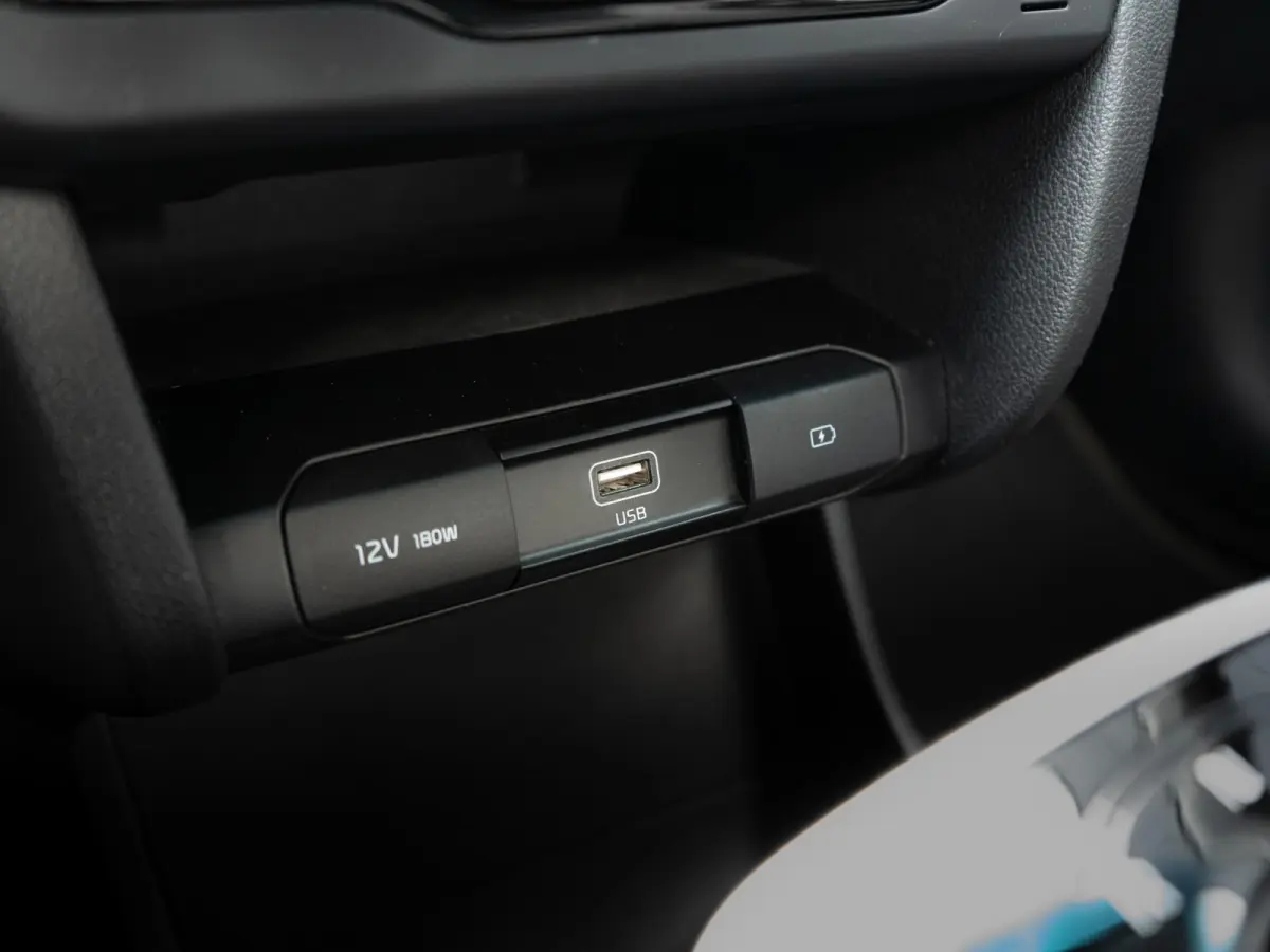 DynamicPlusLine 64 kWh SOH 98,7 % |Stoel en stuurverwarming | Schuif/-kanteldak | Achteruitrijcamera | Navigatie | Carplay | PDC voor & achter | Achteruitrijcamera
