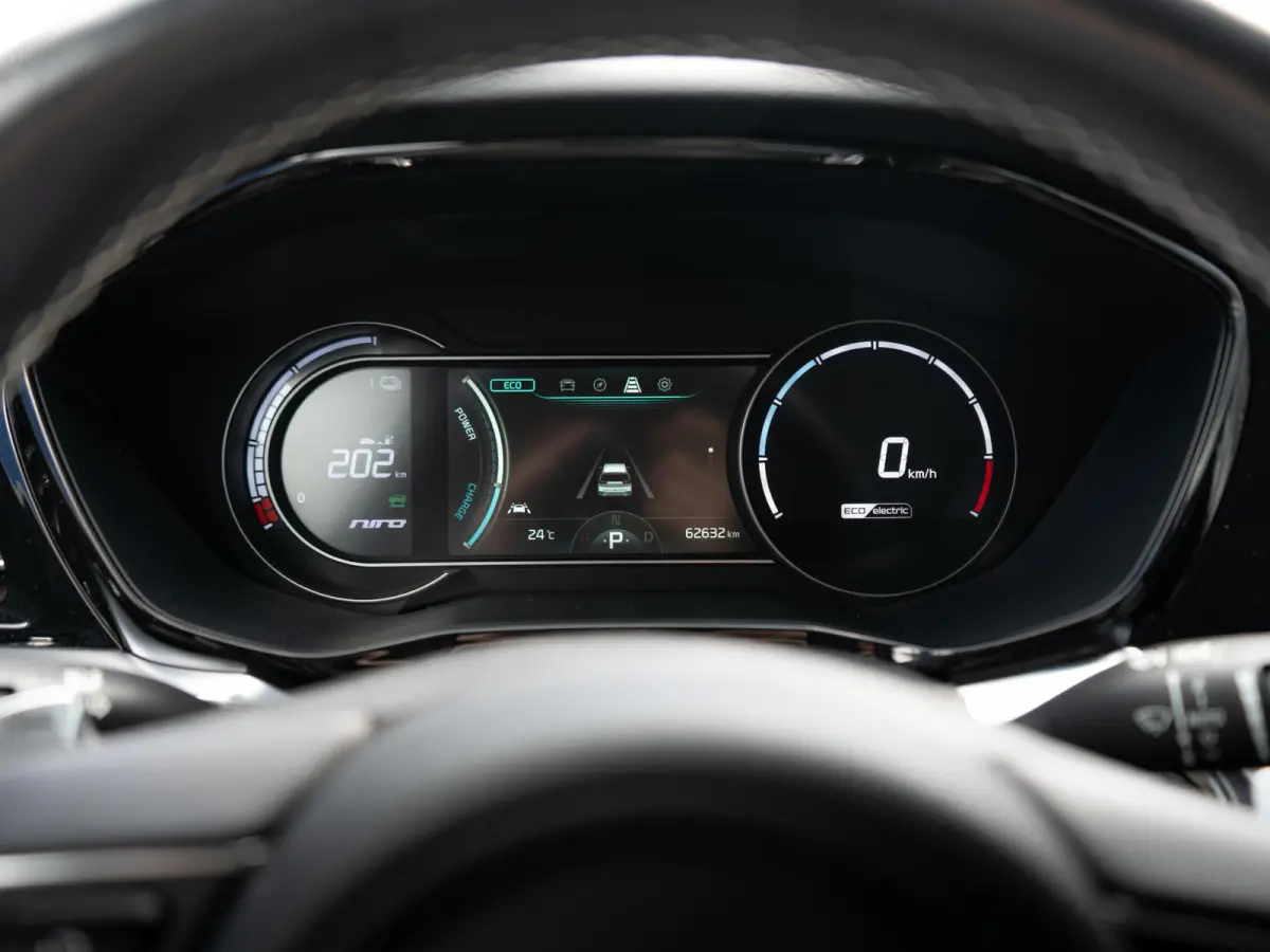 DynamicPlusLine 64 kWh SOH 98,7 % |Stoel en stuurverwarming | Schuif/-kanteldak | Achteruitrijcamera | Navigatie | Carplay | PDC voor & achter | Achteruitrijcamera