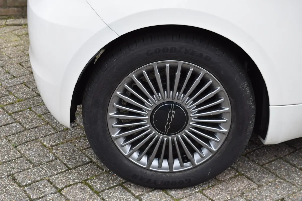 Icon 42 kWh | Carplay | 16'' LMV | 11.900 KM |