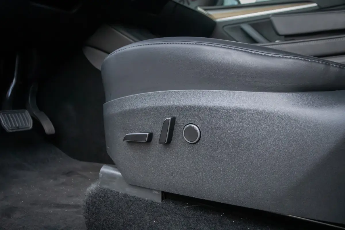 RWD 58 kWh | Panoramadak | Elektrisch verstelbare stoel(en) met geheugen | Keyless | Dodehoek detectie | Cruise control adaptief met Stop&Go | Dodehoek detectie | Elektrisch verstelbare stoe