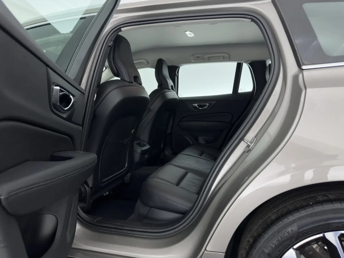 2.0 D4 Momentum Pro (INCL.BTW) Aut. *LEATHER | FULL-LED | HEATED-COMFORTSEATS | DIGI-COCKPIT | CARPLAY | NAVI-FULLMAP | ECC | PDC | CRUISE | 17''ALU | TOWBAR*