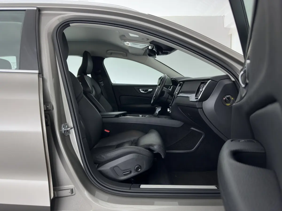 2.0 D4 Momentum Pro (INCL.BTW) Aut. *LEATHER | FULL-LED | HEATED-COMFORTSEATS | DIGI-COCKPIT | CARPLAY | NAVI-FULLMAP | ECC | PDC | CRUISE | 17''ALU | TOWBAR*