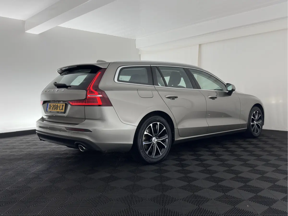 2.0 D4 Momentum Pro (INCL.BTW) Aut. *LEATHER | FULL-LED | HEATED-COMFORTSEATS | DIGI-COCKPIT | CARPLAY | NAVI-FULLMAP | ECC | PDC | CRUISE | 17''ALU | TOWBAR*