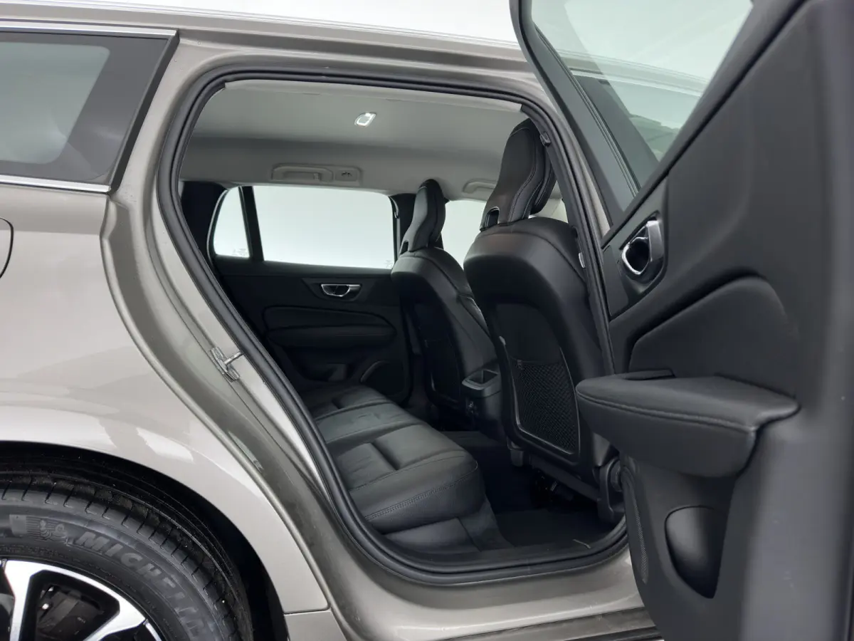 2.0 D4 Momentum Pro (INCL.BTW) Aut. *LEATHER | FULL-LED | HEATED-COMFORTSEATS | DIGI-COCKPIT | CARPLAY | NAVI-FULLMAP | ECC | PDC | CRUISE | 17''ALU | TOWBAR*