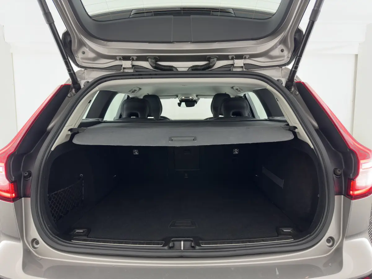 2.0 D4 Momentum Pro (INCL.BTW) Aut. *LEATHER | FULL-LED | HEATED-COMFORTSEATS | DIGI-COCKPIT | CARPLAY | NAVI-FULLMAP | ECC | PDC | CRUISE | 17''ALU | TOWBAR*