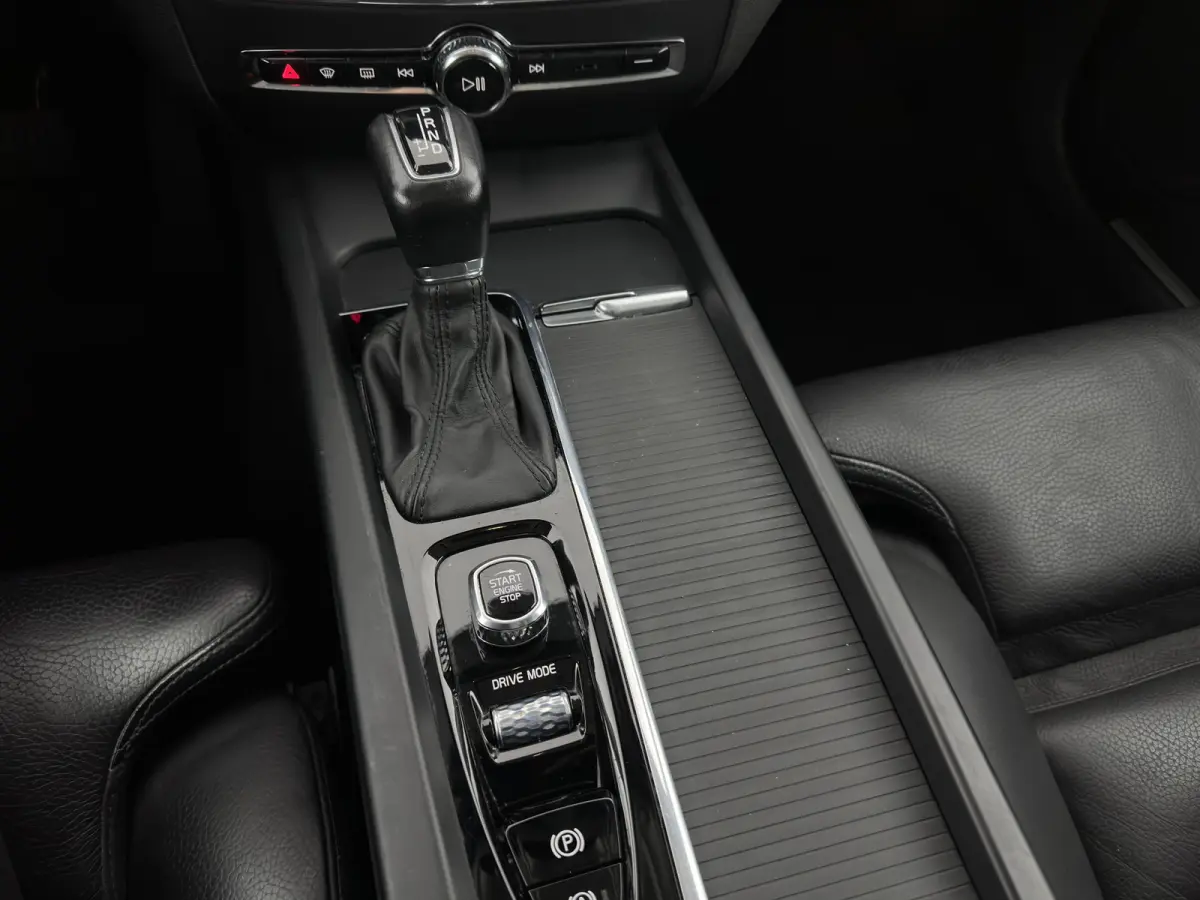 2.0 D4 Momentum Pro (INCL.BTW) Aut. *LEATHER | FULL-LED | HEATED-COMFORTSEATS | DIGI-COCKPIT | CARPLAY | NAVI-FULLMAP | ECC | PDC | CRUISE | 17''ALU | TOWBAR*
