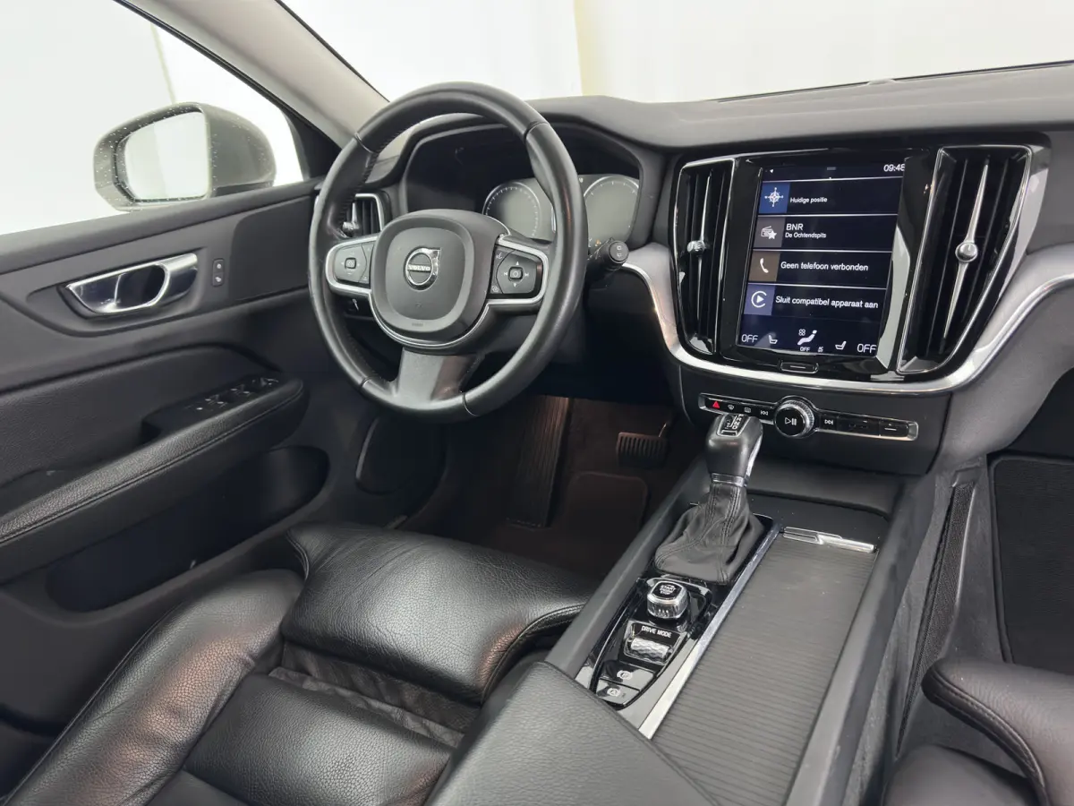 2.0 D4 Momentum Pro (INCL.BTW) Aut. *LEATHER | FULL-LED | HEATED-COMFORTSEATS | DIGI-COCKPIT | CARPLAY | NAVI-FULLMAP | ECC | PDC | CRUISE | 17''ALU | TOWBAR*