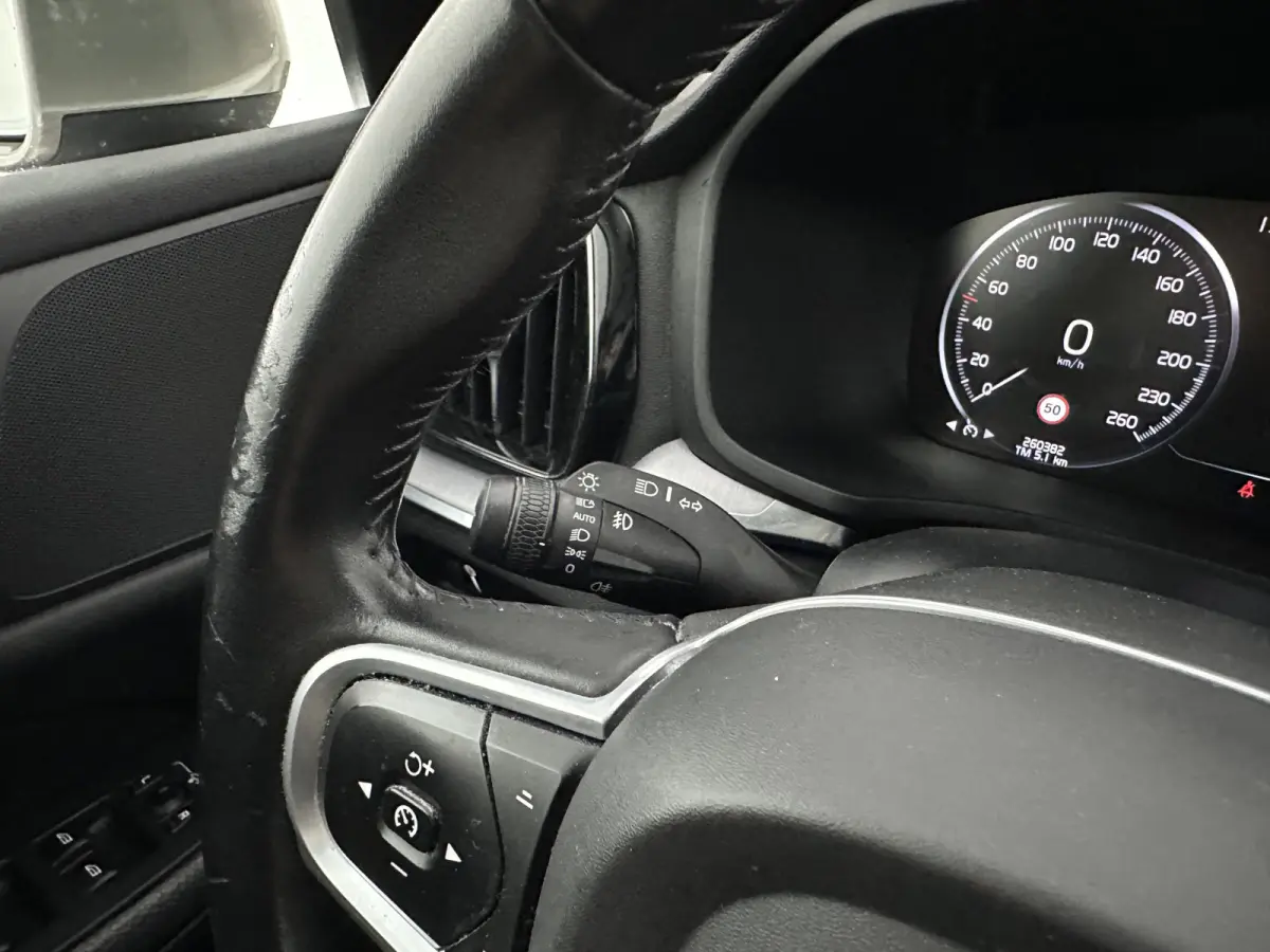 2.0 D4 Momentum Pro (INCL.BTW) Aut. *LEATHER | FULL-LED | HEATED-COMFORTSEATS | DIGI-COCKPIT | CARPLAY | NAVI-FULLMAP | ECC | PDC | CRUISE | 17''ALU | TOWBAR*