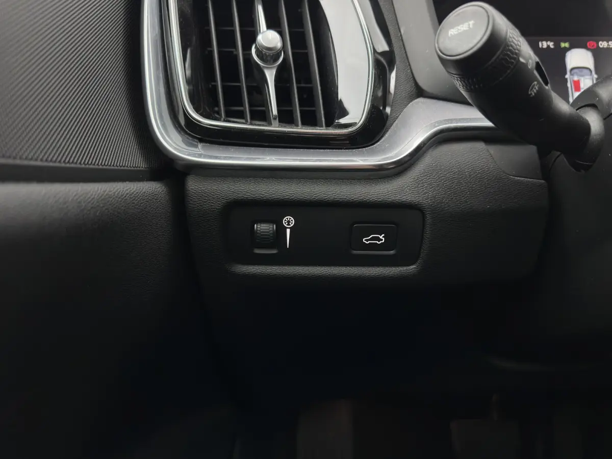 2.0 D4 Momentum Pro (INCL.BTW) Aut. *LEATHER | FULL-LED | HEATED-COMFORTSEATS | DIGI-COCKPIT | CARPLAY | NAVI-FULLMAP | ECC | PDC | CRUISE | 17''ALU | TOWBAR*