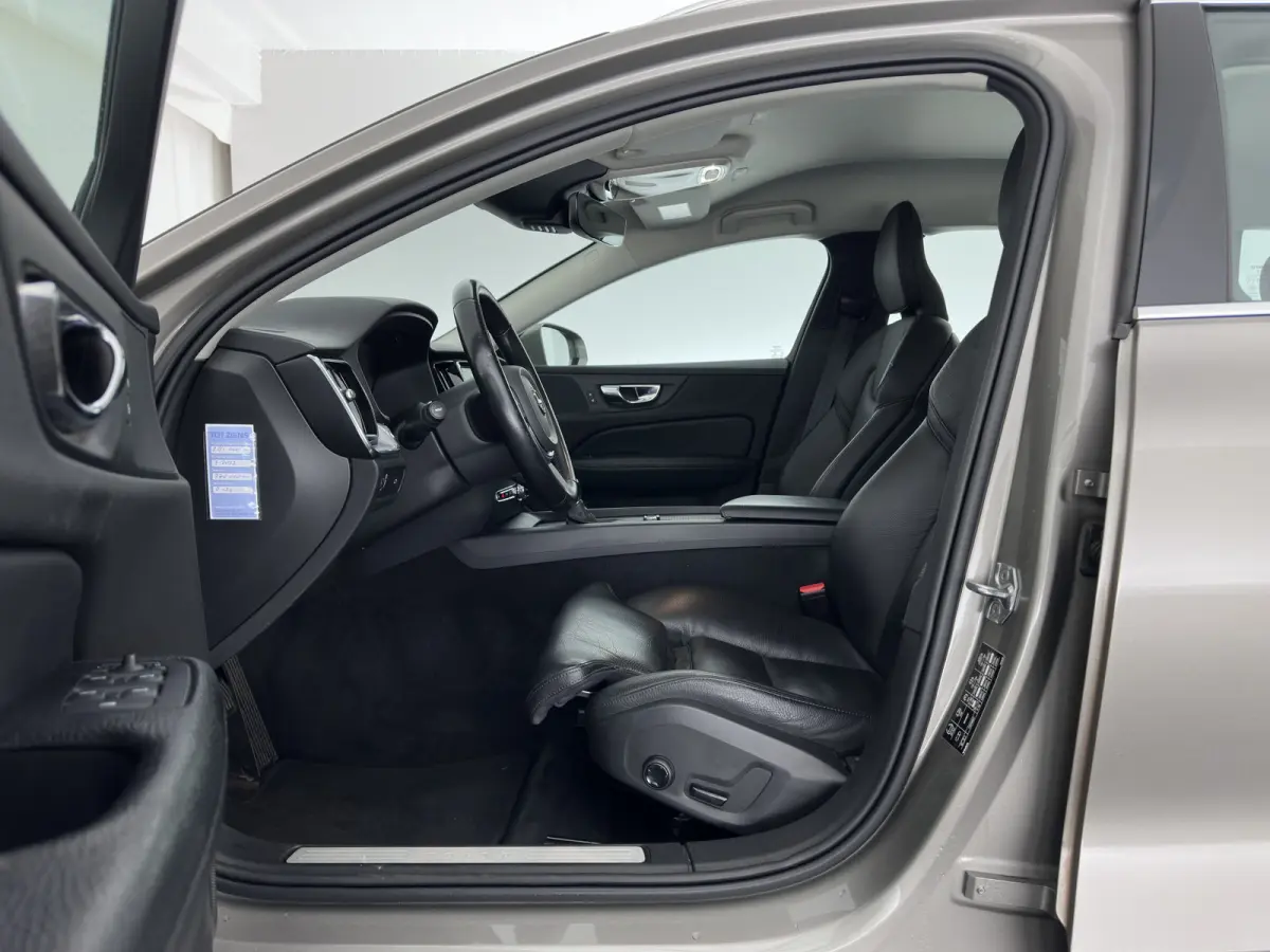 2.0 D4 Momentum Pro (INCL.BTW) Aut. *LEATHER | FULL-LED | HEATED-COMFORTSEATS | DIGI-COCKPIT | CARPLAY | NAVI-FULLMAP | ECC | PDC | CRUISE | 17''ALU | TOWBAR*