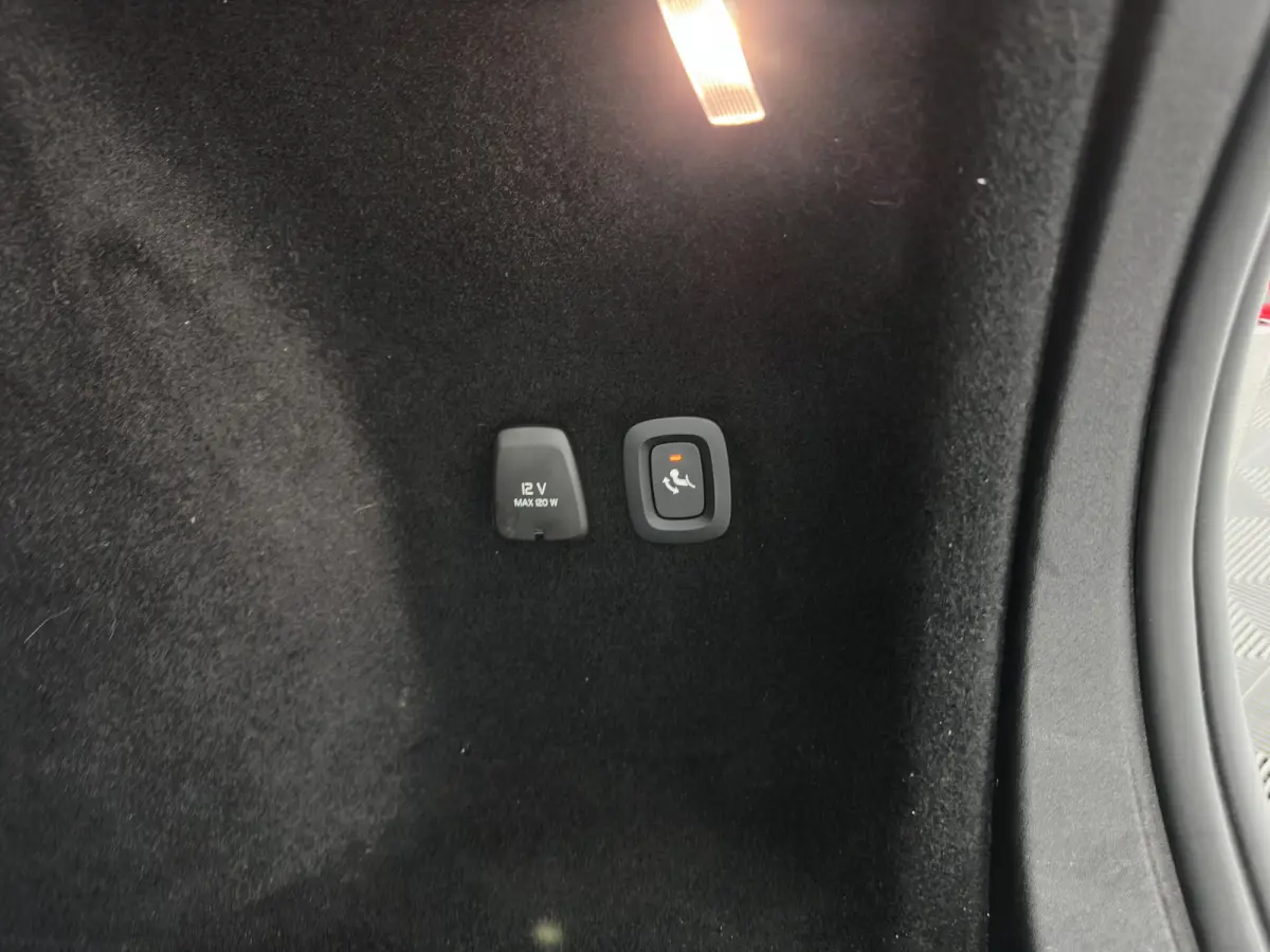 2.0 D4 Momentum Pro (INCL.BTW) Aut. *LEATHER | FULL-LED | HEATED-COMFORTSEATS | DIGI-COCKPIT | CARPLAY | NAVI-FULLMAP | ECC | PDC | CRUISE | 17''ALU | TOWBAR*
