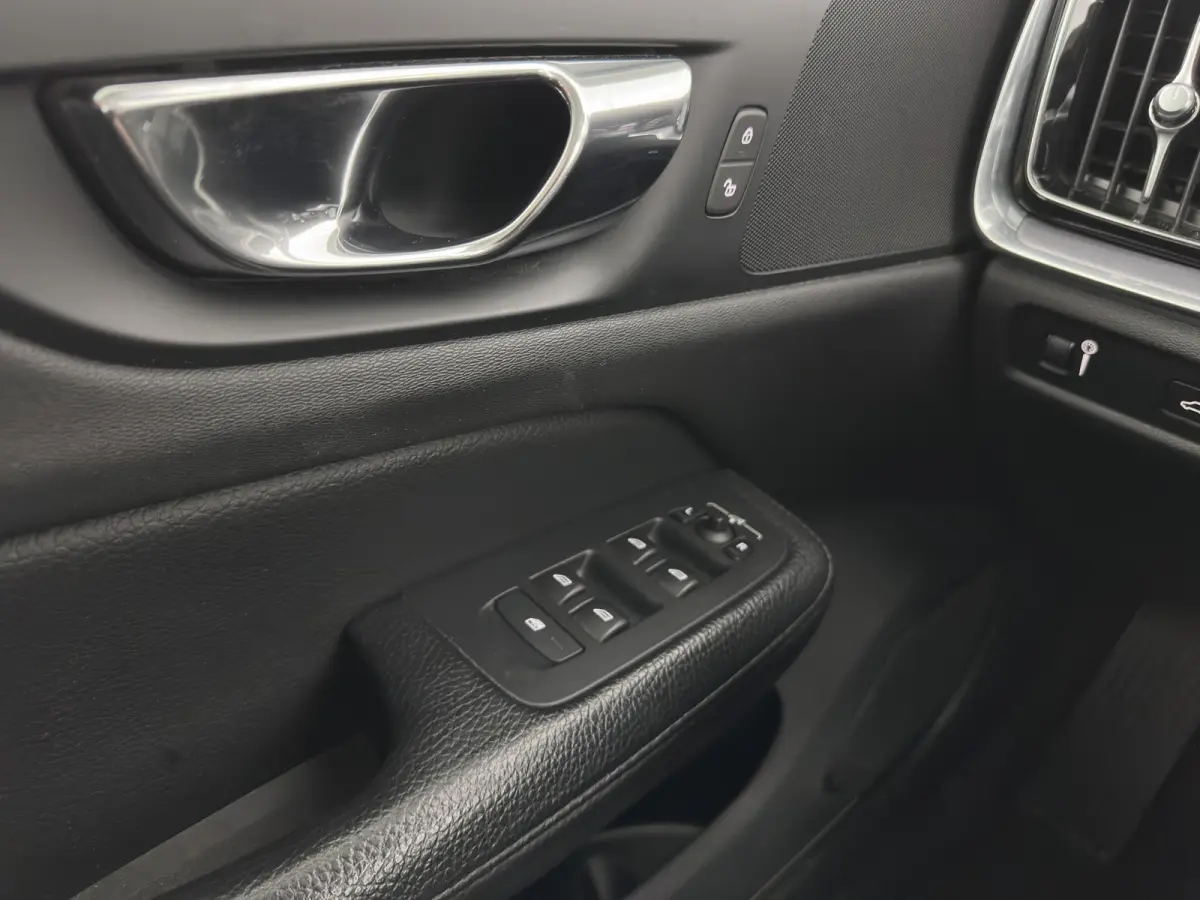 2.0 D4 Momentum Pro (INCL.BTW) Aut. *LEATHER | FULL-LED | HEATED-COMFORTSEATS | DIGI-COCKPIT | CARPLAY | NAVI-FULLMAP | ECC | PDC | CRUISE | 17''ALU | TOWBAR*