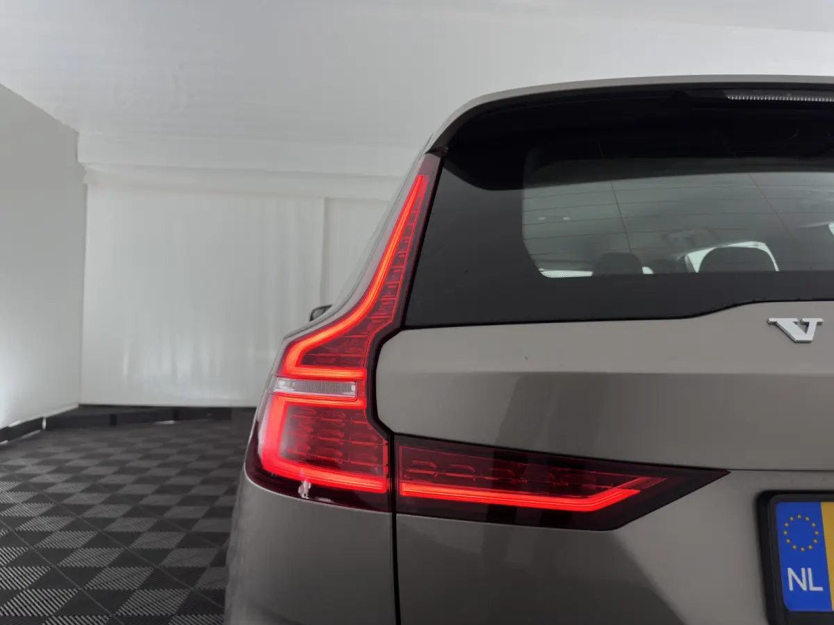 2.0 D4 Momentum Pro (INCL.BTW) Aut. *LEATHER | FULL-LED | HEATED-COMFORTSEATS | DIGI-COCKPIT | CARPLAY | NAVI-FULLMAP | ECC | PDC | CRUISE | 17''ALU | TOWBAR*