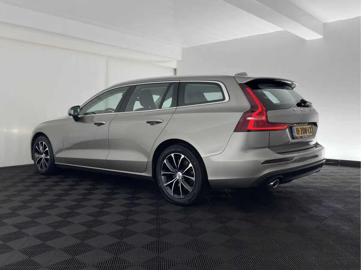 2.0 D4 Momentum Pro (INCL.BTW) Aut. *LEATHER | FULL-LED | HEATED-COMFORTSEATS | DIGI-COCKPIT | CARPLAY | NAVI-FULLMAP | ECC | PDC | CRUISE | 17''ALU | TOWBAR*