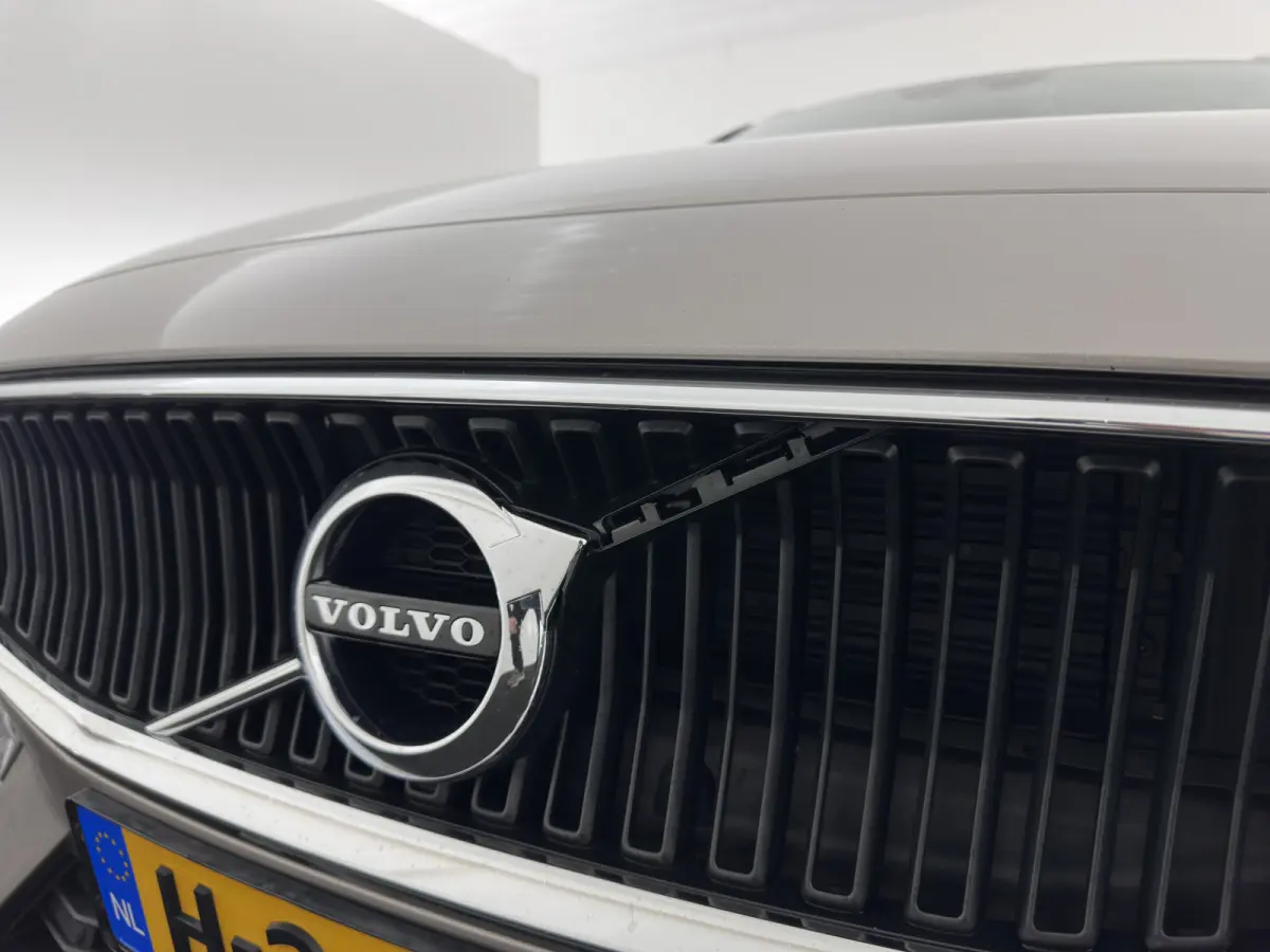 2.0 D4 Momentum Pro (INCL.BTW) Aut. *LEATHER | FULL-LED | HEATED-COMFORTSEATS | DIGI-COCKPIT | CARPLAY | NAVI-FULLMAP | ECC | PDC | CRUISE | 17''ALU | TOWBAR*