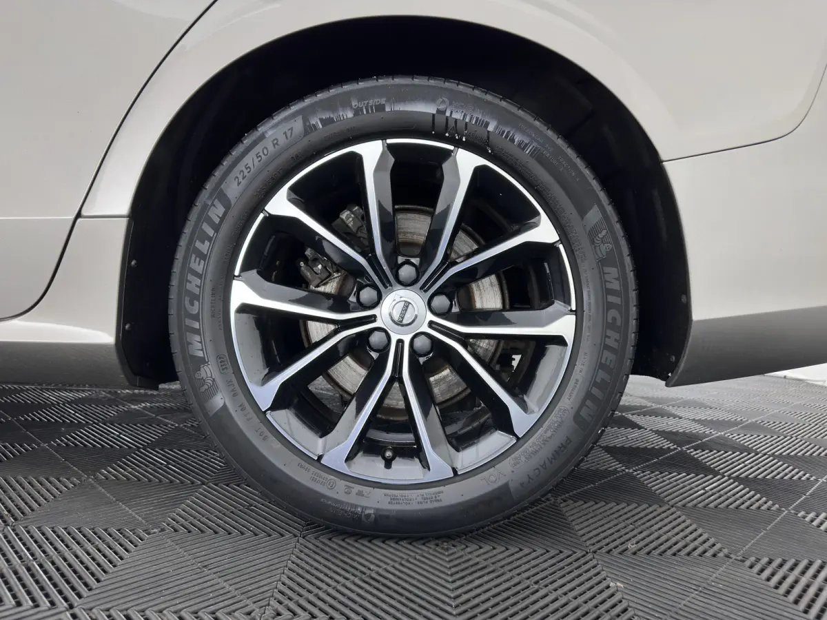 2.0 D4 Momentum Pro (INCL.BTW) Aut. *LEATHER | FULL-LED | HEATED-COMFORTSEATS | DIGI-COCKPIT | CARPLAY | NAVI-FULLMAP | ECC | PDC | CRUISE | 17''ALU | TOWBAR*