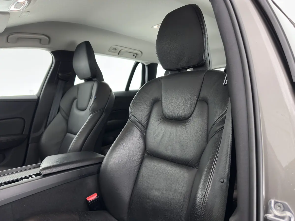 2.0 D4 Momentum Pro (INCL.BTW) Aut. *LEATHER | FULL-LED | HEATED-COMFORTSEATS | DIGI-COCKPIT | CARPLAY | NAVI-FULLMAP | ECC | PDC | CRUISE | 17''ALU | TOWBAR*