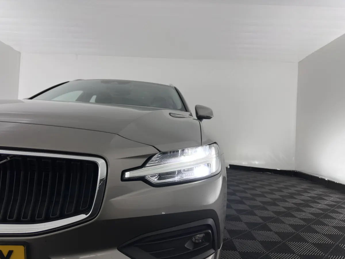 2.0 D4 Momentum Pro (INCL.BTW) Aut. *LEATHER | FULL-LED | HEATED-COMFORTSEATS | DIGI-COCKPIT | CARPLAY | NAVI-FULLMAP | ECC | PDC | CRUISE | 17''ALU | TOWBAR*