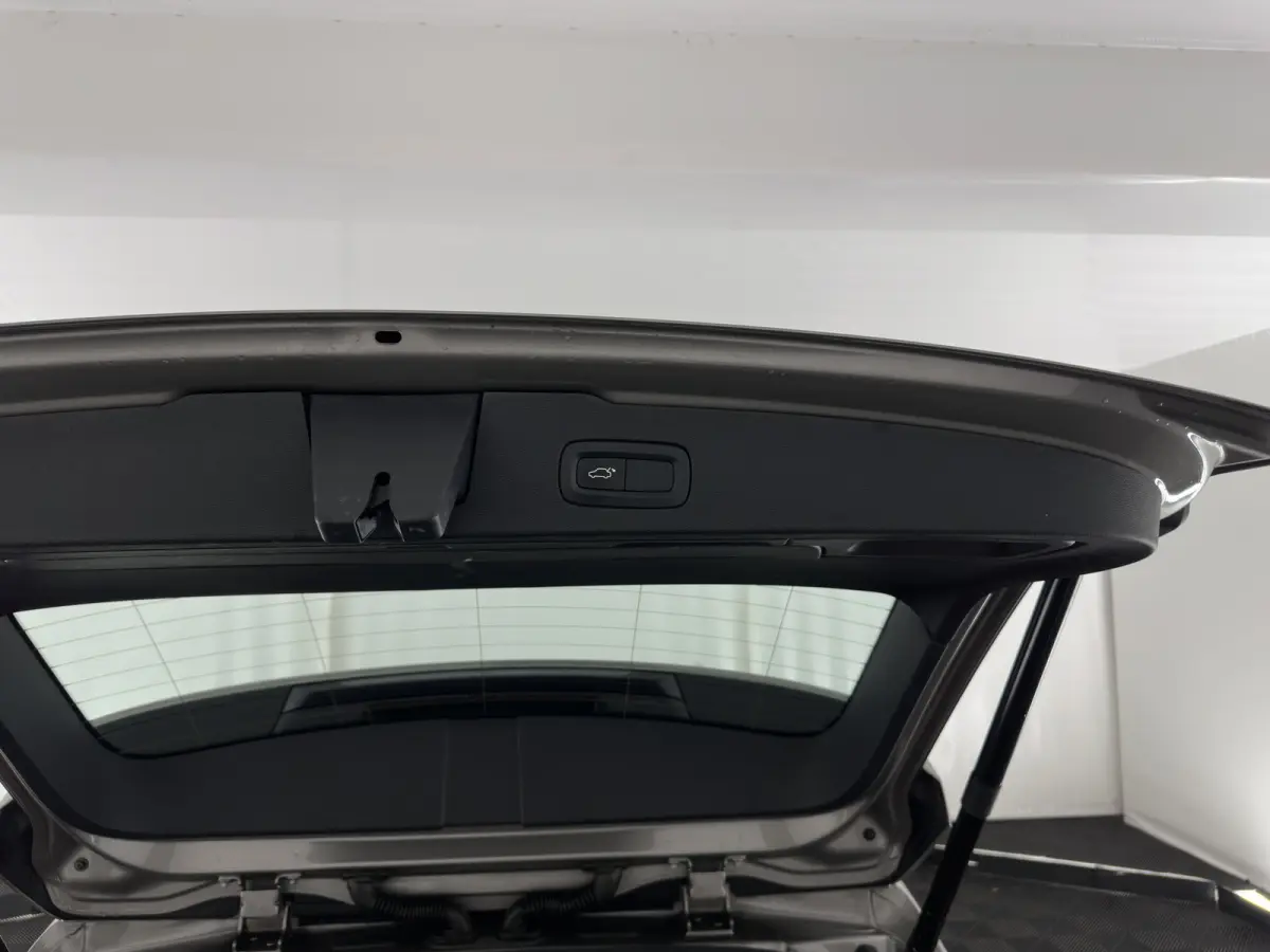 2.0 D4 Momentum Pro (INCL.BTW) Aut. *LEATHER | FULL-LED | HEATED-COMFORTSEATS | DIGI-COCKPIT | CARPLAY | NAVI-FULLMAP | ECC | PDC | CRUISE | 17''ALU | TOWBAR*