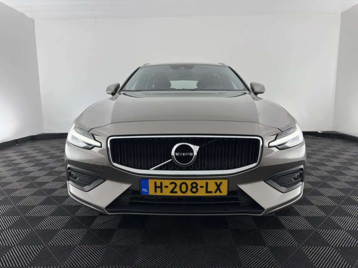 2.0 D4 Momentum Pro (INCL.BTW) Aut. *LEATHER | FULL-LED | HEATED-COMFORTSEATS | DIGI-COCKPIT | CARPLAY | NAVI-FULLMAP | ECC | PDC | CRUISE | 17''ALU | TOWBAR*