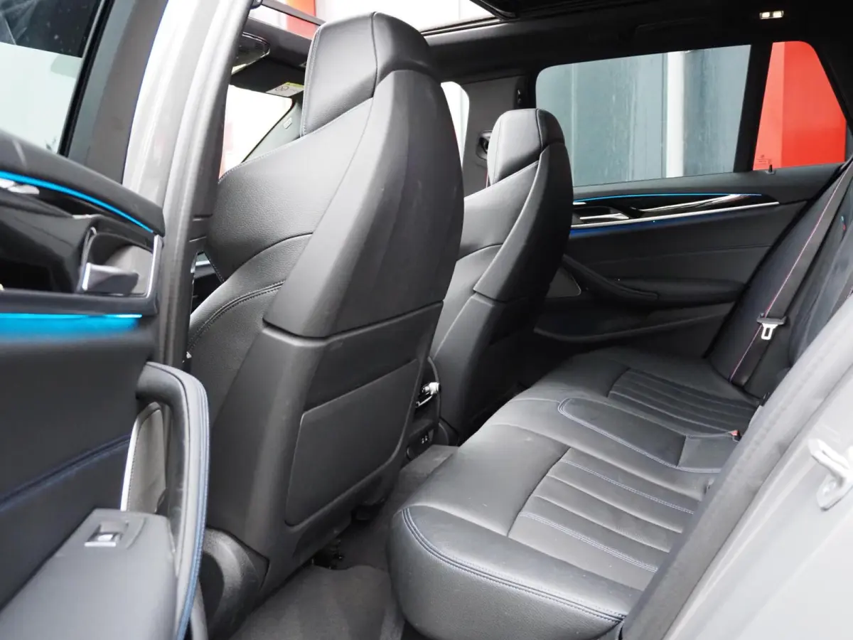 530e M-Sport | 530e M-Sport | Laser | Pano | ACC | M5 Stoelen | H&K | 360 Cam | Stuurwielverwarming | Carplay - Android | Breedset | Leder | Memory | Head-Up | Lane Assist | Ambient | Keyles