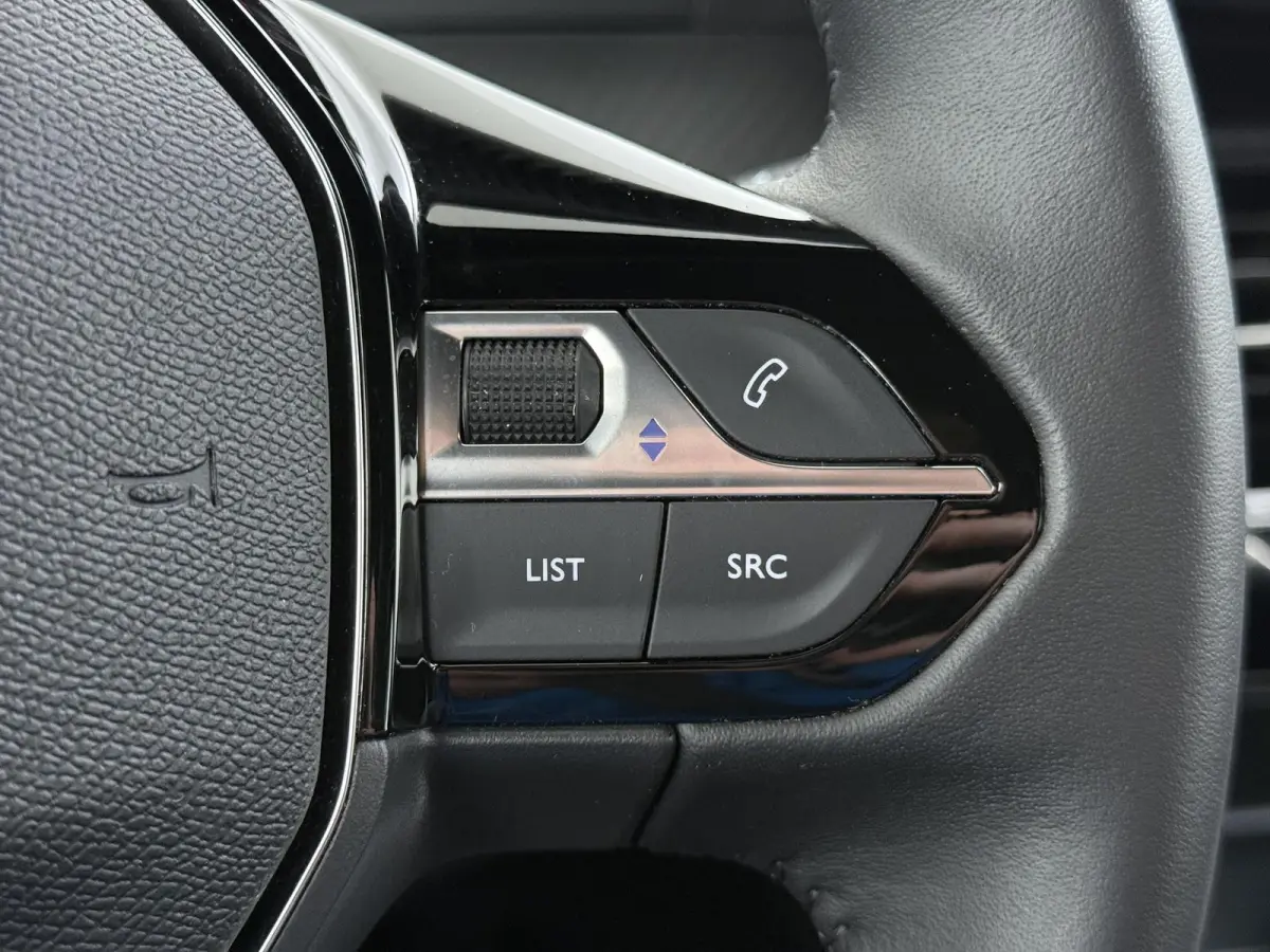 SUV Style 100pk | Navigatie via Apple Carplay en Android auto | Automatische Airco | Parkeersensoren achter | Cruise control