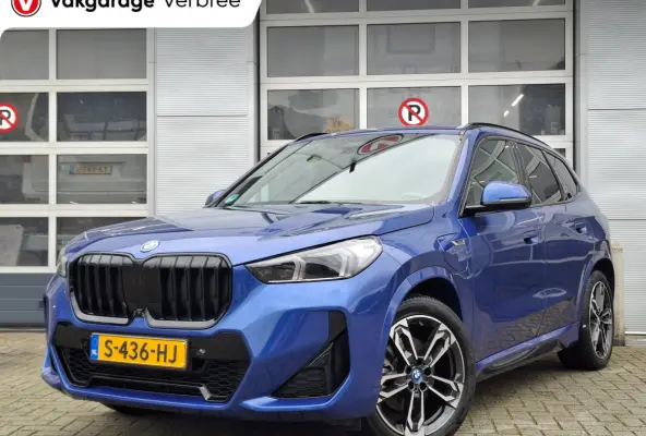 xDrive25e | Onderhoud t/m 2030/120.000km | Navigatie/Carplay | LM Velgen 19" | Voorstoelen/Stuur Verwarmd | Elektrisch Panoramadak | Lederen bekleding | 360 Camera |