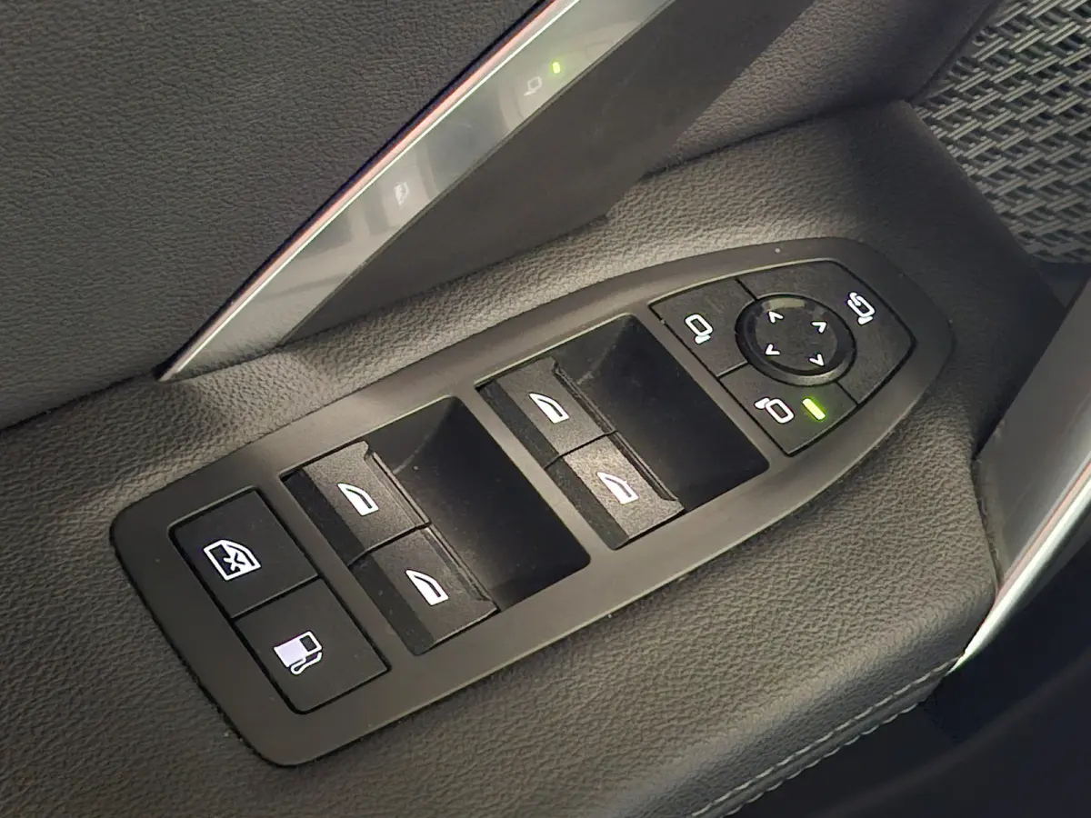 xDrive25e | Onderhoud t/m 2030/120.000km | Navigatie/Carplay | LM Velgen 19" | Voorstoelen/Stuur Verwarmd | Elektrisch Panoramadak | Lederen bekleding | 360 Camera |