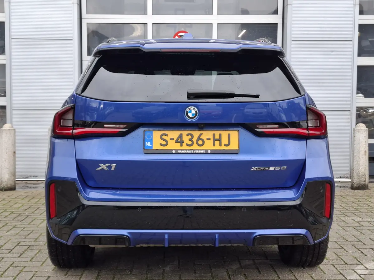xDrive25e | Onderhoud t/m 2030/120.000km | Navigatie/Carplay | LM Velgen 19" | Voorstoelen/Stuur Verwarmd | Elektrisch Panoramadak | Lederen bekleding | 360 Camera |
