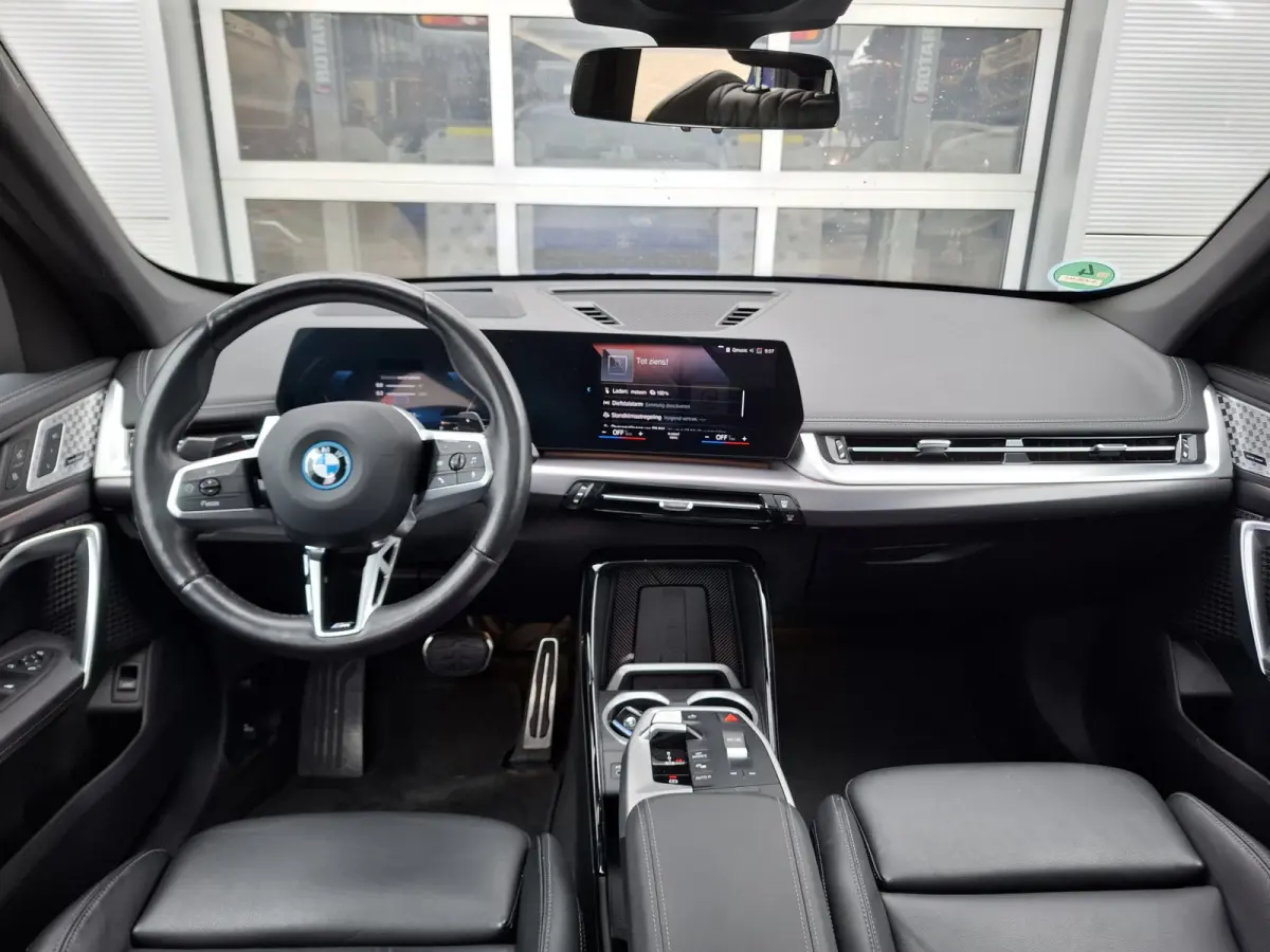 xDrive25e | Onderhoud t/m 2030/120.000km | Navigatie/Carplay | LM Velgen 19" | Voorstoelen/Stuur Verwarmd | Elektrisch Panoramadak | Lederen bekleding | 360 Camera |