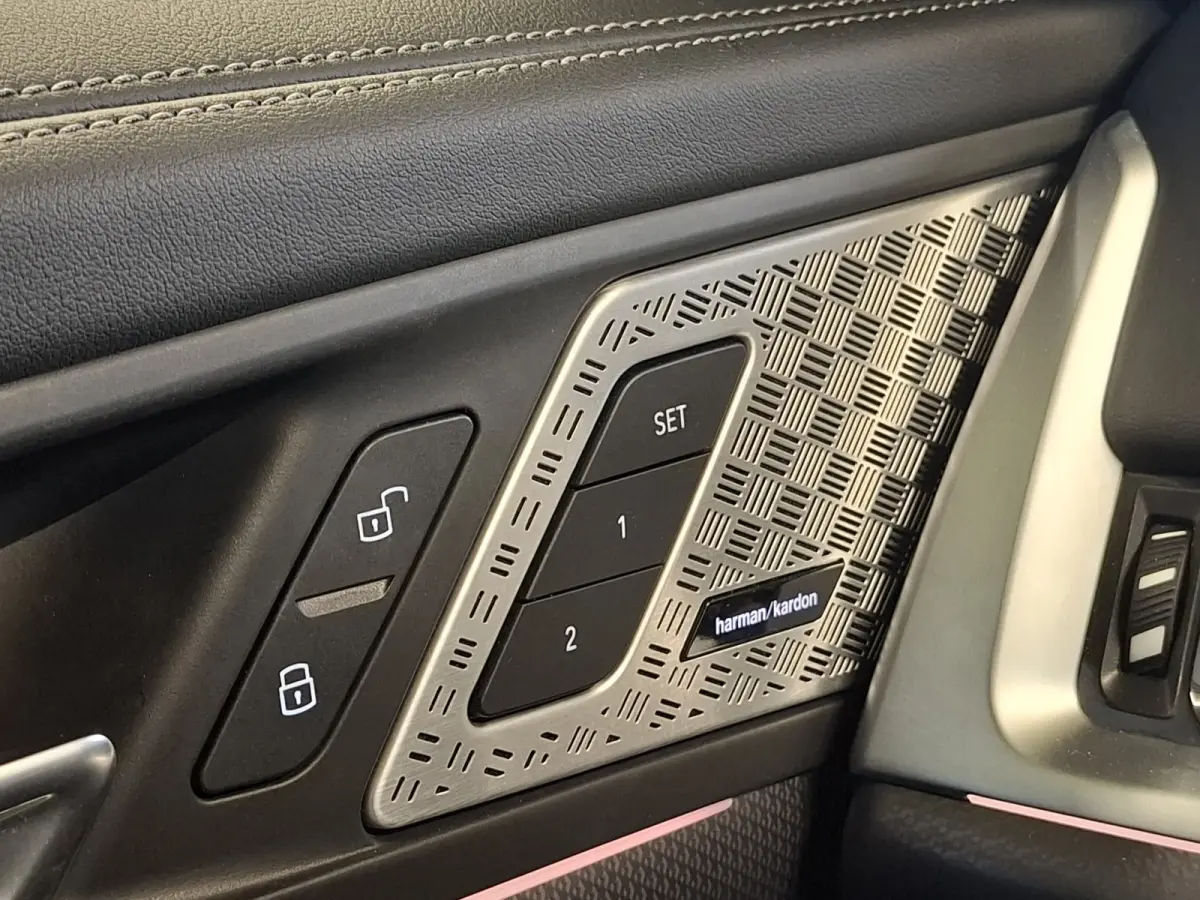 xDrive25e | Onderhoud t/m 2030/120.000km | Navigatie/Carplay | LM Velgen 19" | Voorstoelen/Stuur Verwarmd | Elektrisch Panoramadak | Lederen bekleding | 360 Camera |