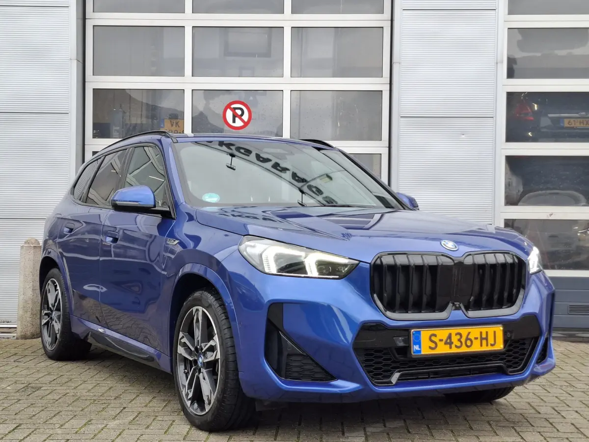 xDrive25e | Onderhoud t/m 2030/120.000km | Navigatie/Carplay | LM Velgen 19" | Voorstoelen/Stuur Verwarmd | Elektrisch Panoramadak | Lederen bekleding | 360 Camera |